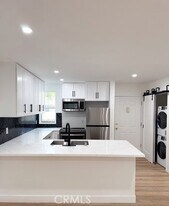 17000 Burbank Blvd, Unit 304 in Los Angeles, CA - Building Photo