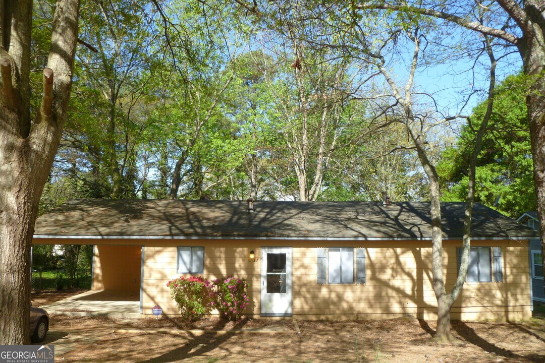 6627 Bent Creek Dr in Rex, GA - Building Photo