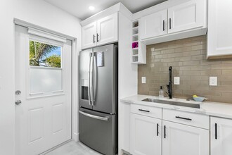 330 N Federal Hwy in Deerfield Beach, FL - Foto de edificio - Building Photo