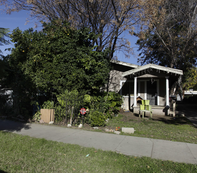 14223 Sylvan St in Van Nuys, CA - Building Photo - Building Photo