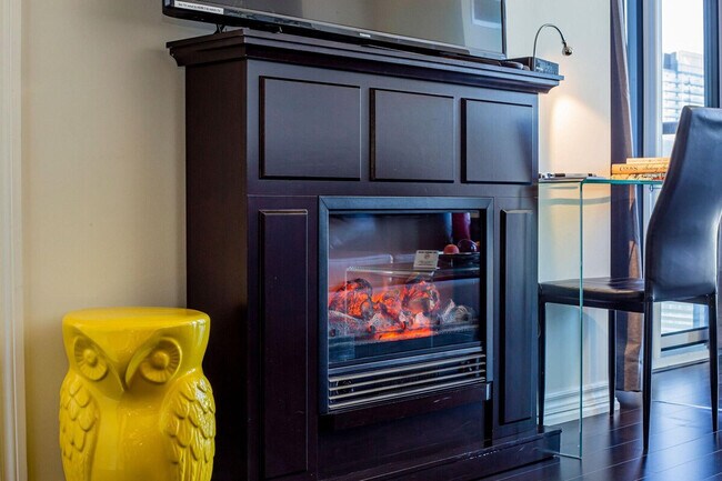 386 Yonge St, Unit SI ID1509517P in Toronto, ON - Building Photo - Building Photo