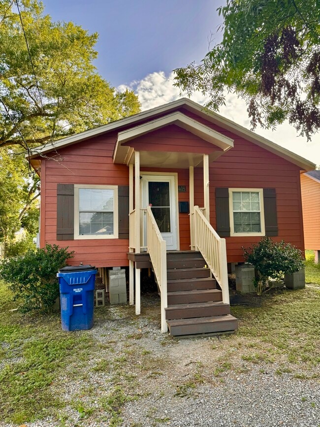 property at 405 E Spruce St