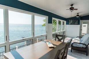 7633 S West Bay Shore Dr in Traverse City, MI - Building Photo