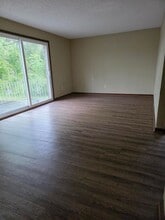 60 Oakridge Dr in West Seneca, NY - Building Photo - Building Photo