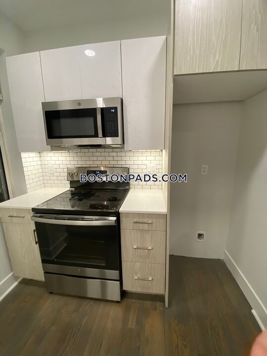 32 Queensberry St in Boston, MA - Building Photo
