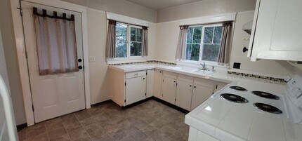 340 N Grove Ct in Eugene, OR - Building Photo - Building Photo