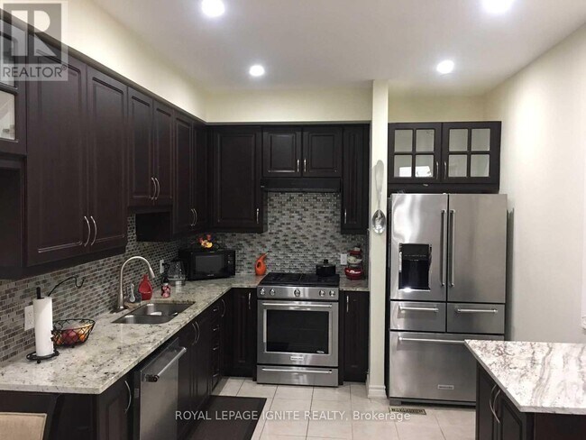 8 Wimbledon Ct in Whitby, ON - Building Photo - Building Photo