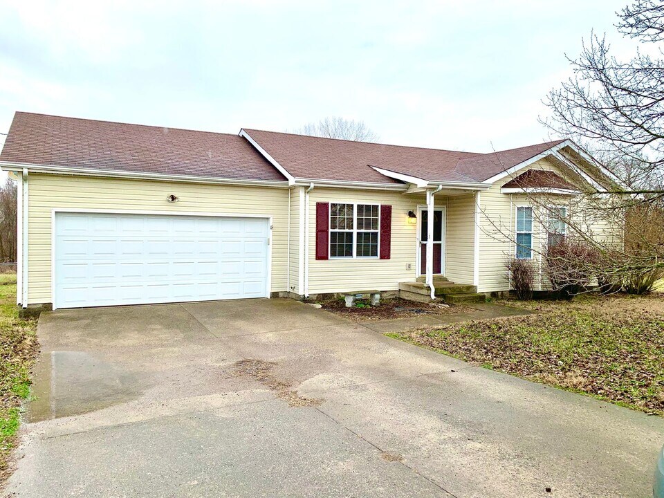 106 Bowers Ct in Oak Grove, KY - Building Photo