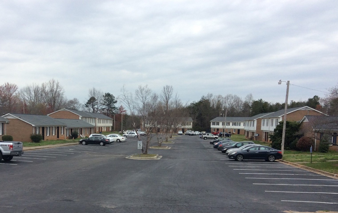 Chesterfield Gardens in Kings Mountain, NC - Building Photo