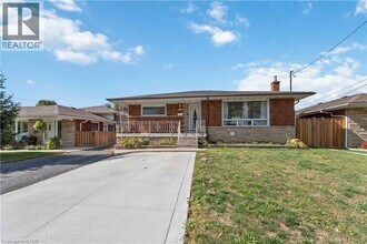 90 Rainbow Dr in Hamilton, ON - Building Photo - Building Photo