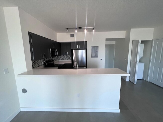 729 NW 2nd St, Unit 407 in Miami, FL - Building Photo - Building Photo
