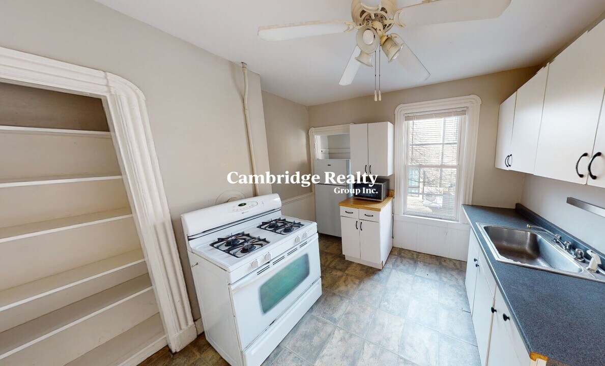 562 Green St, Unit 3A in Cambridge, MA - Foto de edificio