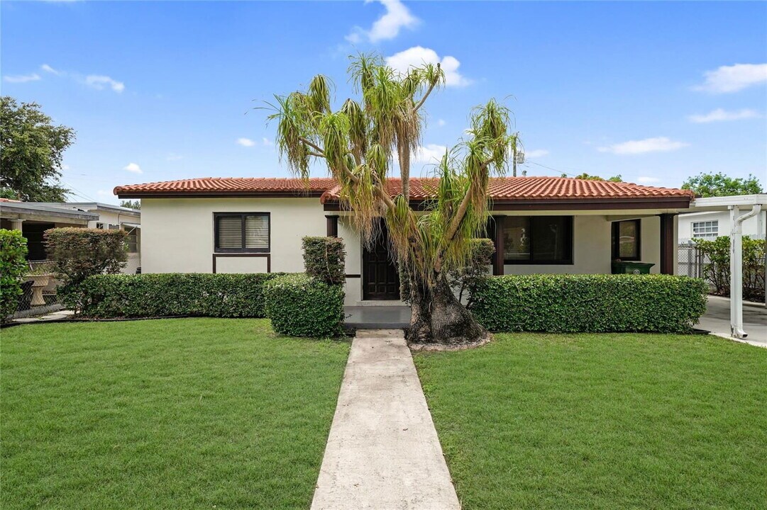 168 SE 9th Ct in Hialeah, FL - Building Photo