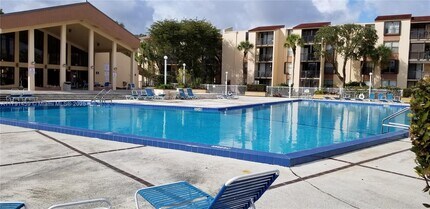 14201 N Kendall Dr in Miami, FL - Building Photo - Building Photo