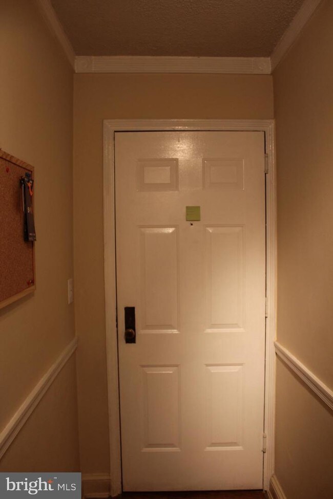 1602 W Abingdon Dr-Unit -102 in Alexandria, VA - Building Photo - Building Photo