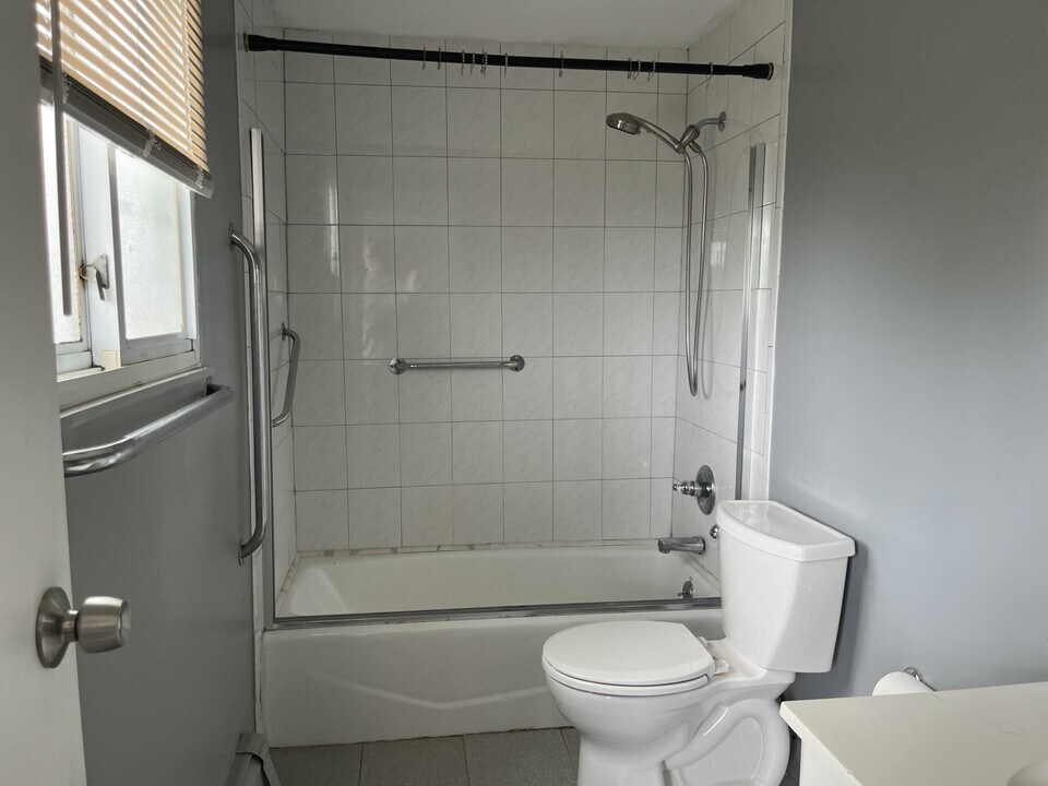 212 Bellerose Ave in East Northport, NY - Building Photo