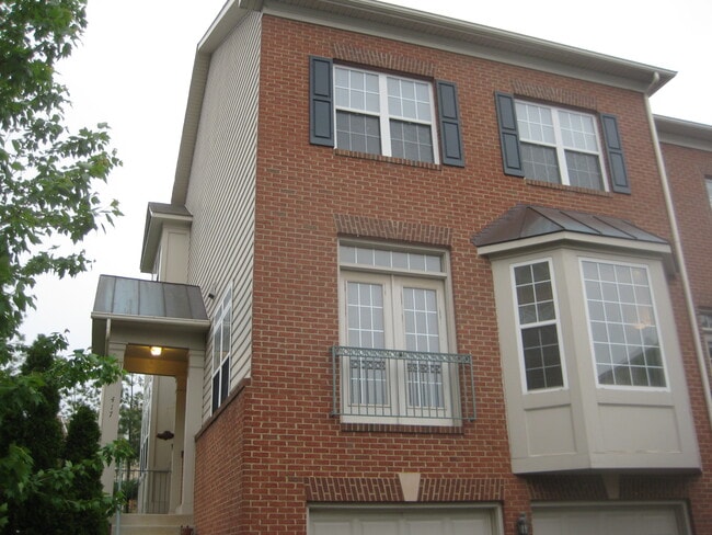 417 Clayton Ln in Alexandria, VA - Foto de edificio - Building Photo