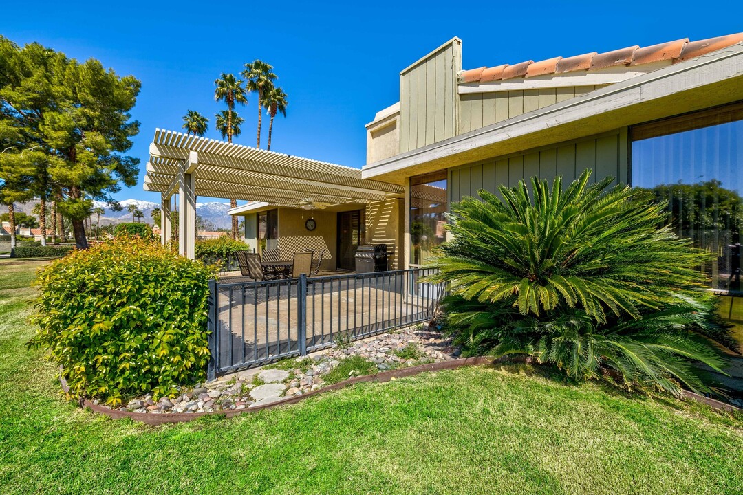 72385 Beverly Way in Rancho Mirage, CA - Foto de edificio