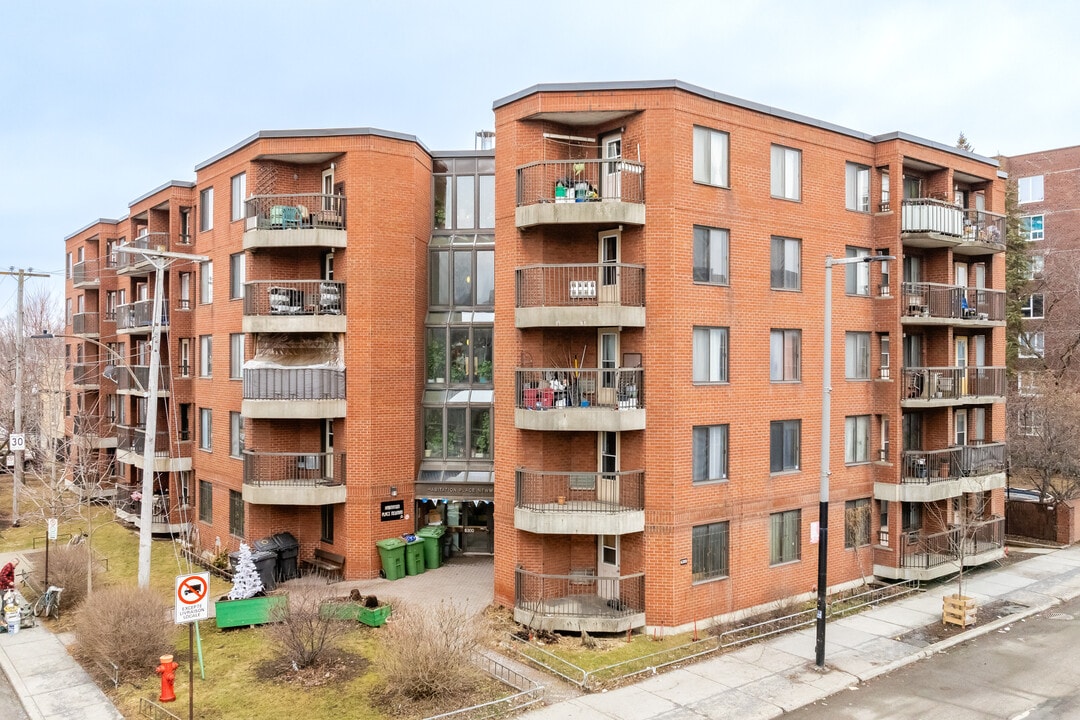 6300 Décarie Boul in Montréal, QC - Building Photo