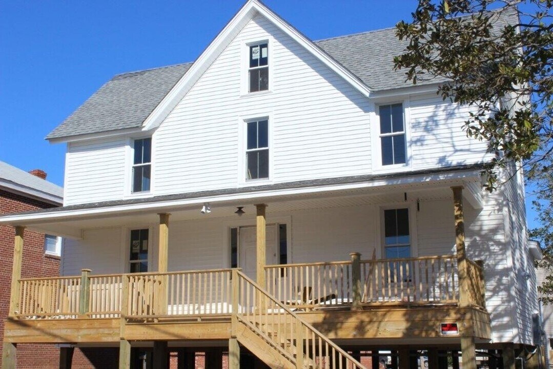 205 Sir Walter Raleigh St in Manteo, NC - Building Photo