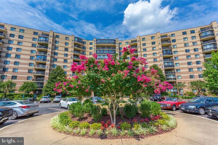 8370 Greensboro Dr, Unit #1009 in McLean, VA - Foto de edificio