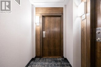 1 Hurontario St in Mississauga, ON - Building Photo - Building Photo