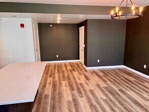 8395 S Iris Lumi Ln in Sandy, UT - Foto de edificio - Building Photo