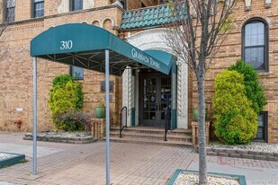 310 Riverside Blvd in Long Beach, NY - Building Photo