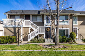 Walnut Village Townhomes in Orange, CA - Building Photo - Building Photo