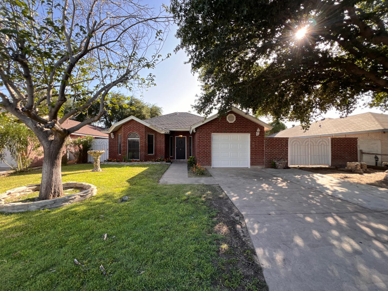 406 Lasso Ln in Laredo, TX - Building Photo