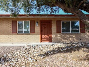 8013 E Tulip Tree St in Tucson, AZ - Building Photo - Building Photo