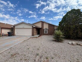 Conveniently located 3 Bedroom, 2 bath near HAFB in Alamogordo, NM - Building Photo