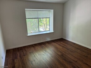 24 Sage Ct in Bedminster, NJ - Foto de edificio - Building Photo