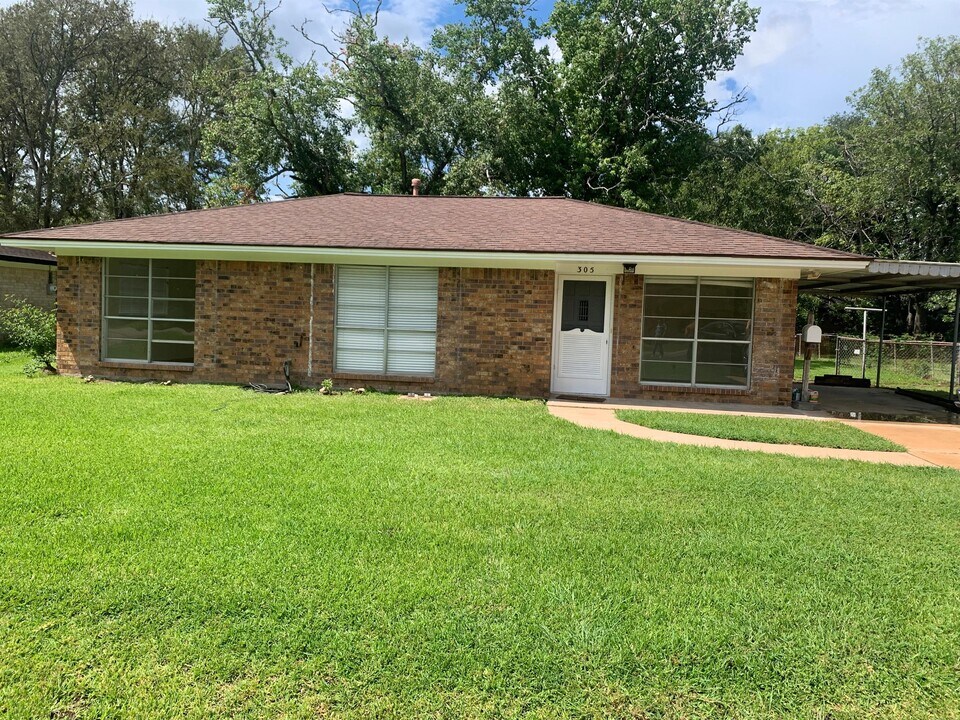 305 Avenue F in Brazoria, TX - Building Photo