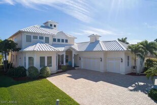 3107 SE 22nd Pl in Cape Coral, FL - Building Photo