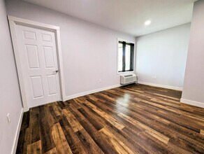 413 Jefferson St in Pella, IA - Building Photo - Building Photo