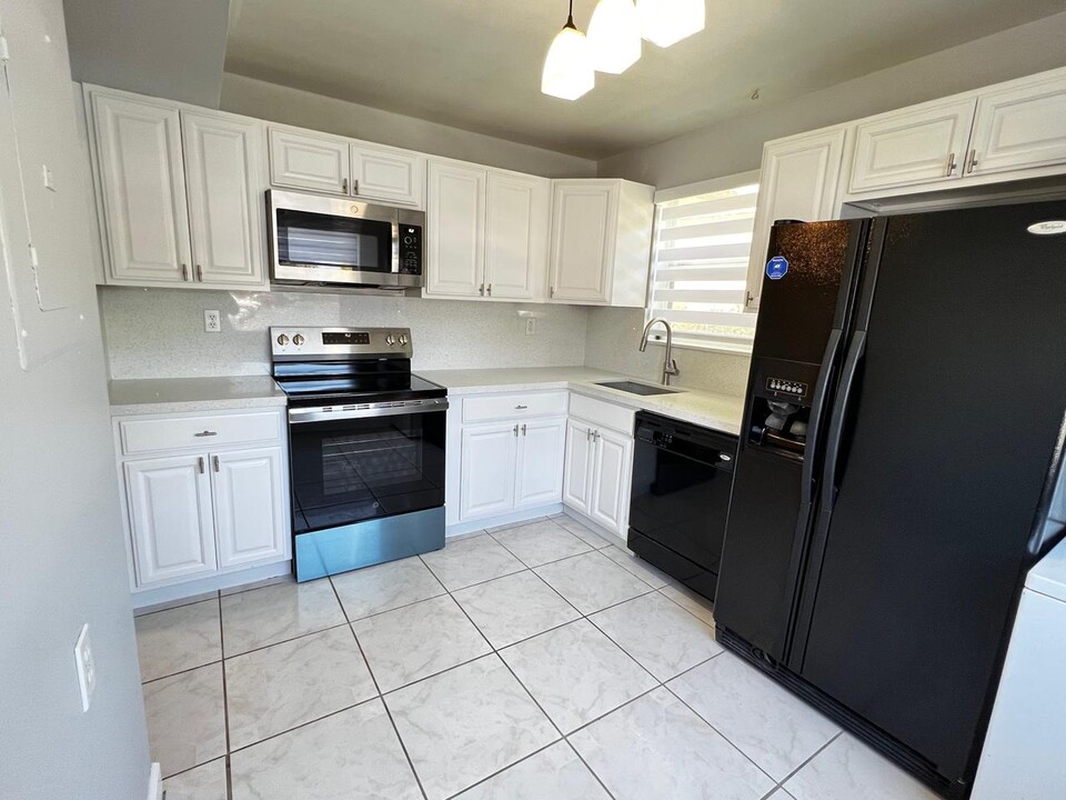 1200 SW 113th Terrace in Pembroke Pines, FL - Building Photo