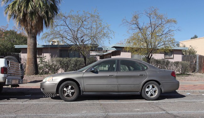 La Clarita Apartments in Tucson, AZ - Foto de edificio - Building Photo