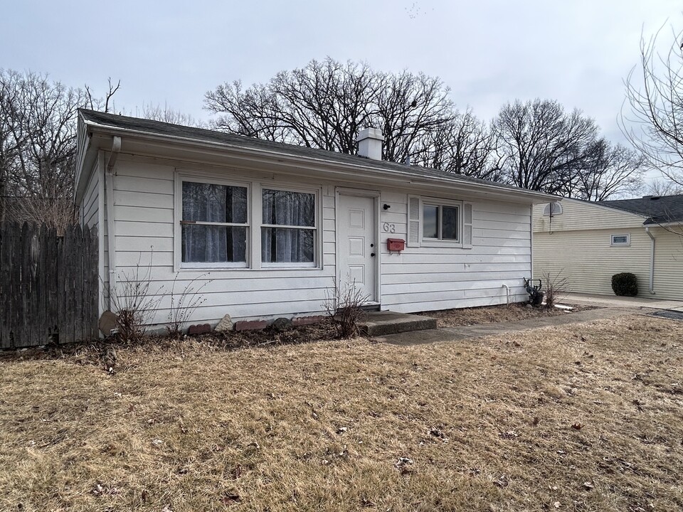 63 Sparrow Rd in Carpentersville, IL - Building Photo