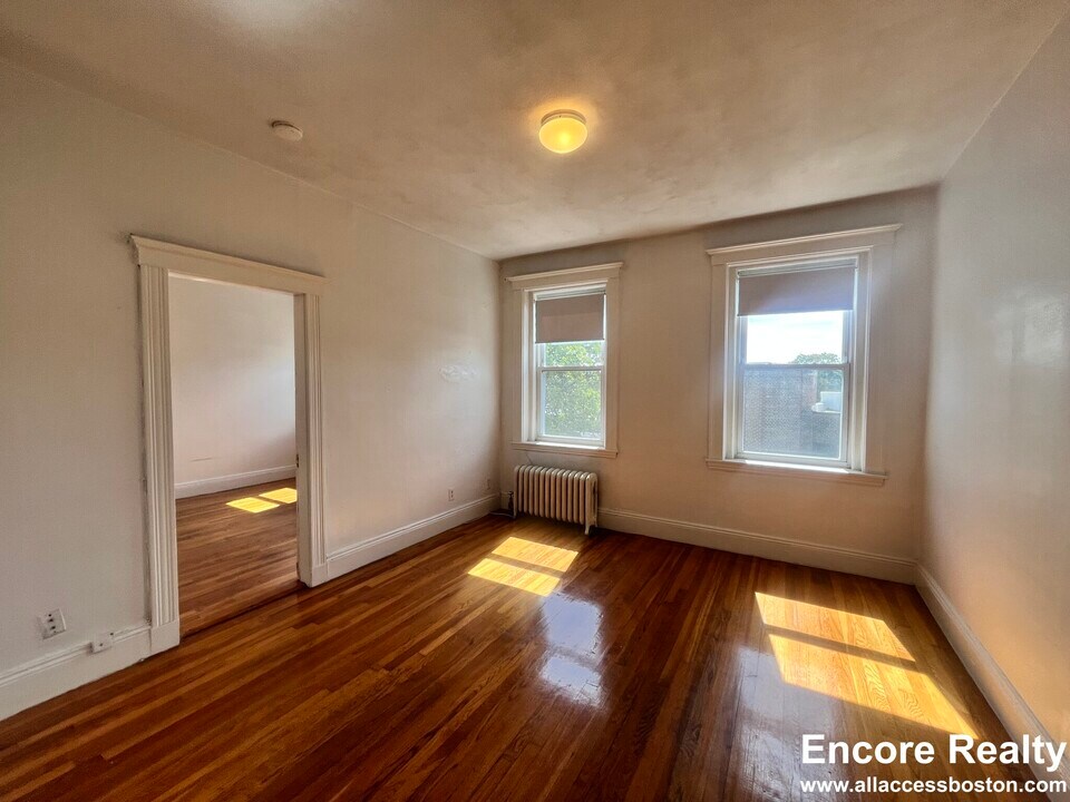 8 Egremont Rd, Unit 10 in Boston, MA - Building Photo