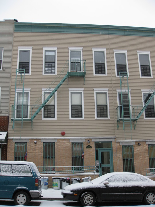 229 Troutman St in Brooklyn, NY - Building Photo