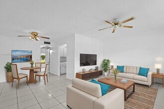 101 SW 132nd Way in Pembroke Pines, FL - Building Photo - Building Photo