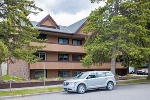 326 Beaver St in Banff, AB - Building Photo