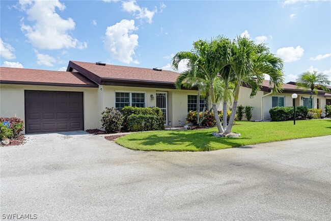 164 Cypress Way E in Naples, FL - Foto de edificio - Building Photo