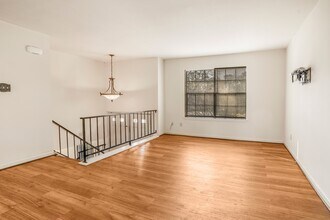 2019 Lake Creek Dr in Houston, TX - Building Photo - Building Photo