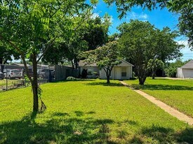 1705 N Robinson St in Cleburne, TX - Building Photo