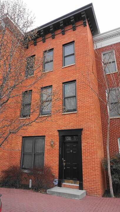 223 S Fremont Ave in Baltimore, MD - Building Photo