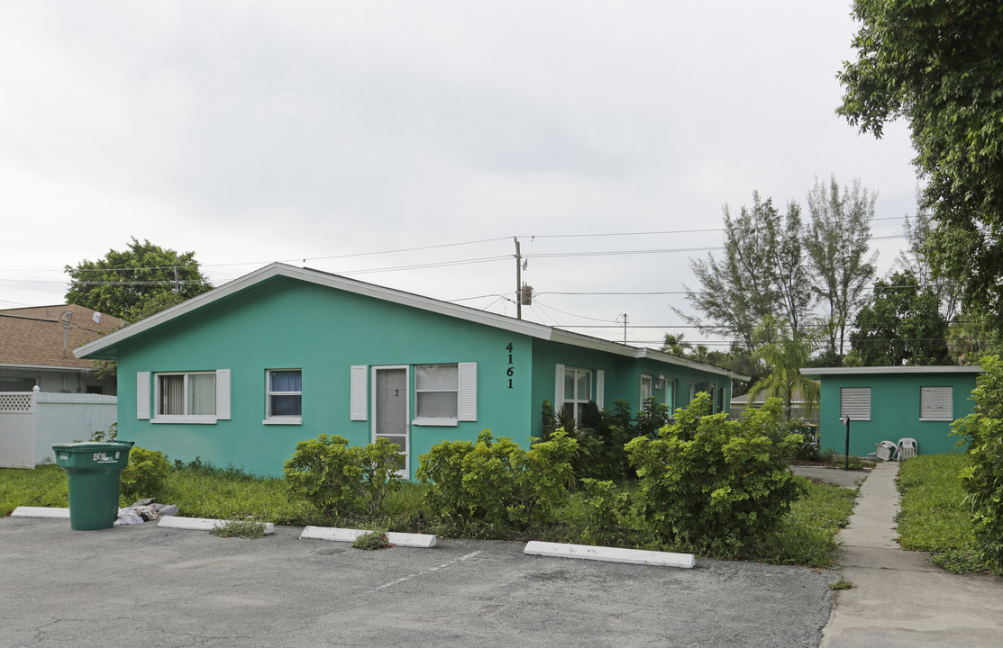 B & R Apartments in Naples, FL - Building Photo