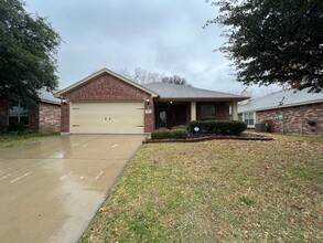 652 Clearbrook St in Azle, TX - Building Photo - Building Photo