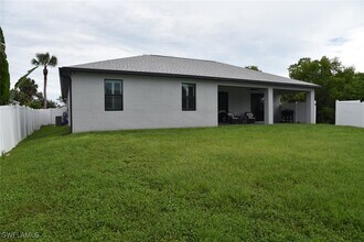 4666 Villa Capri Ln in Bonita Springs, FL - Building Photo - Building Photo
